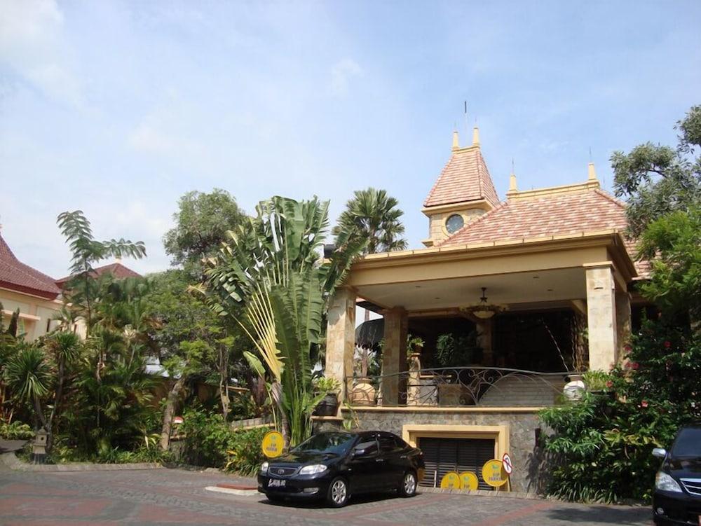 Lotus Garden Hotel Kediri  Eksteriør billede