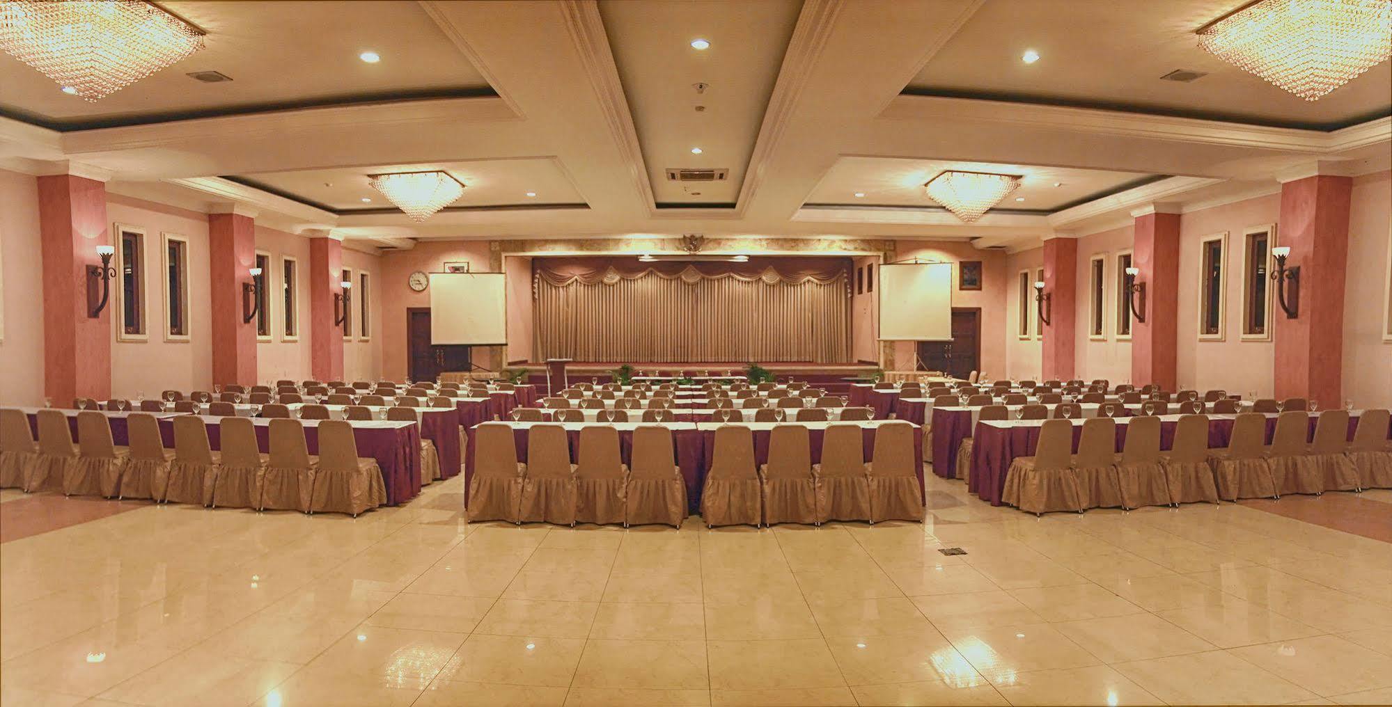 Lotus Garden Hotel Kediri  Eksteriør billede