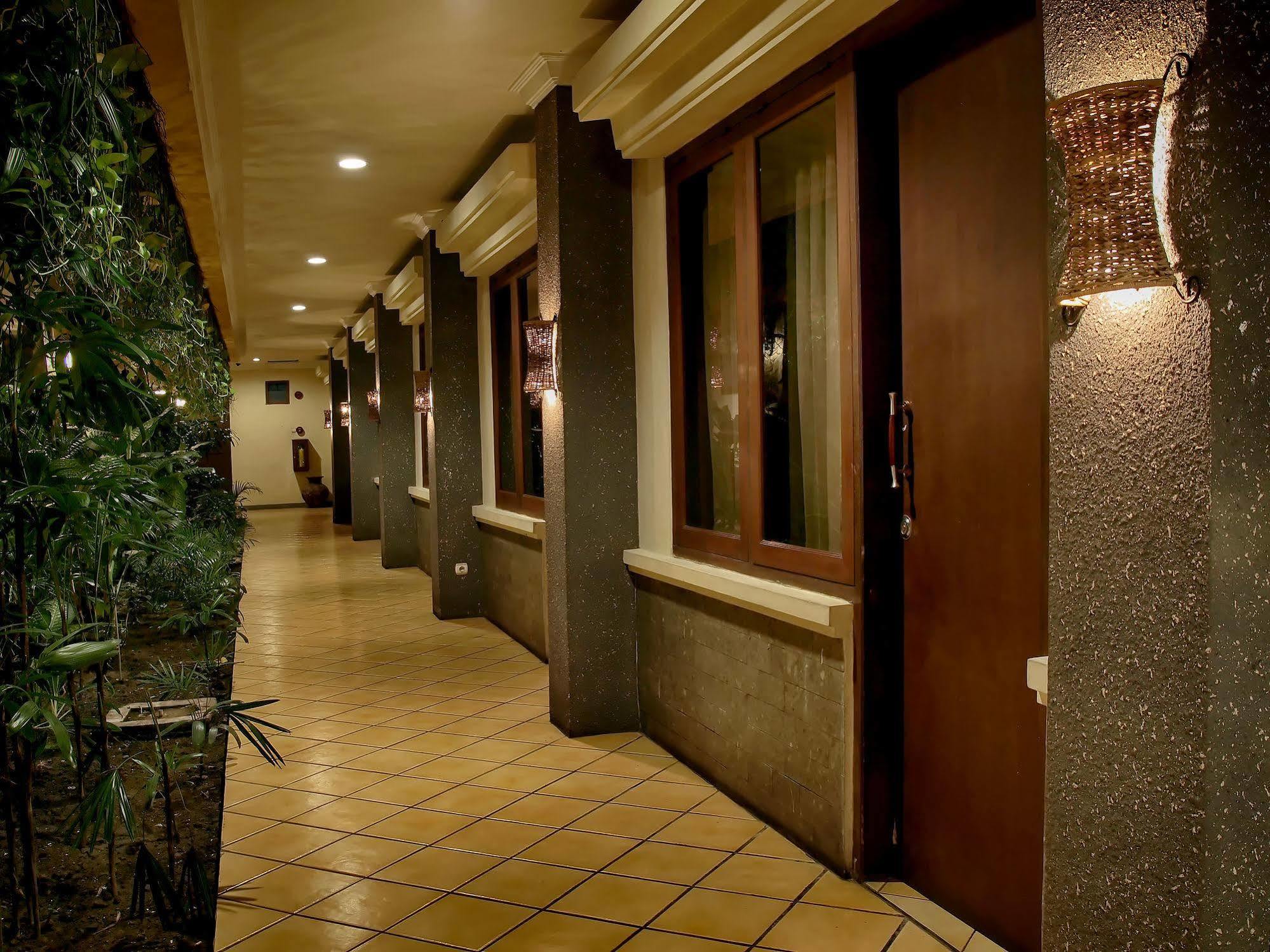 Lotus Garden Hotel Kediri  Eksteriør billede