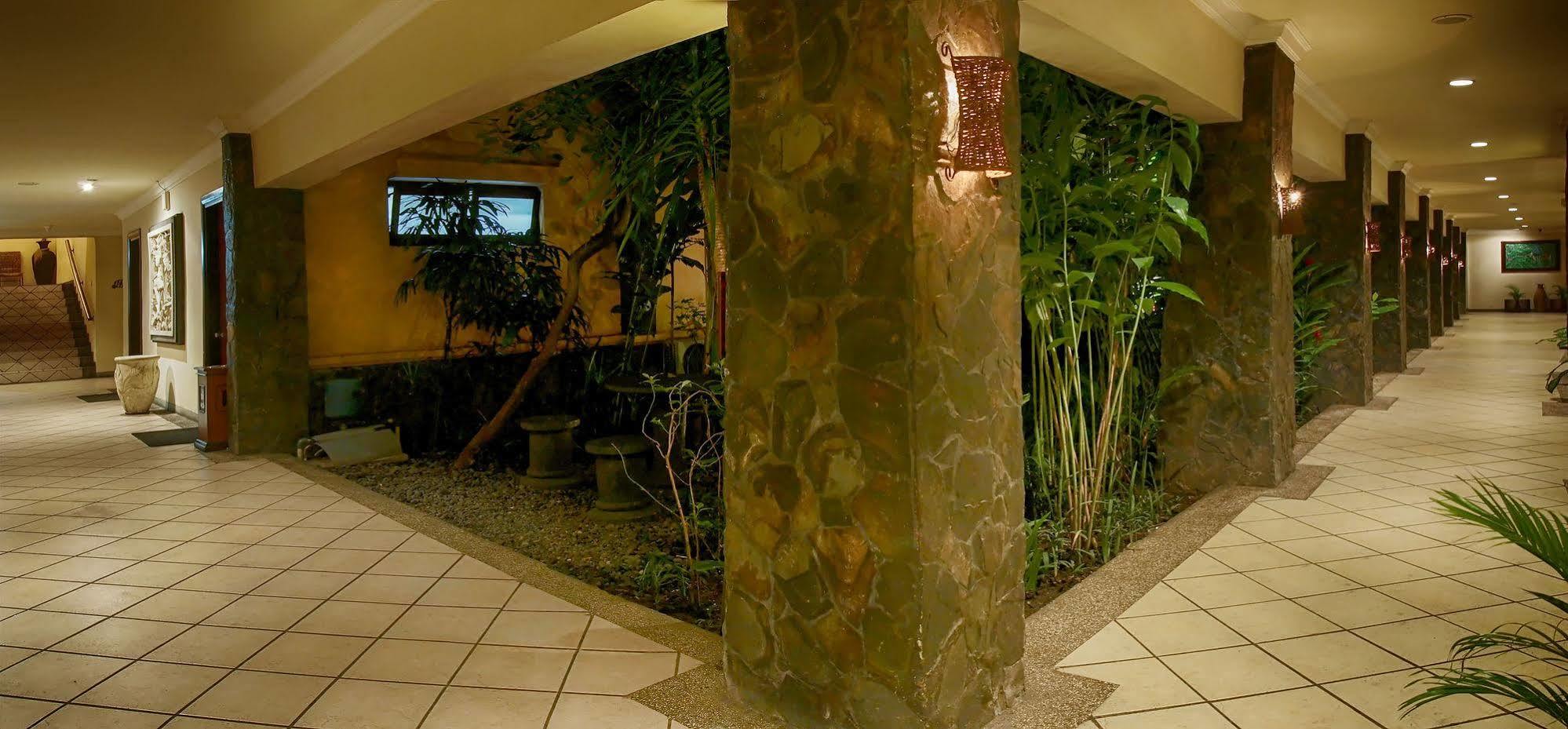 Lotus Garden Hotel Kediri  Eksteriør billede